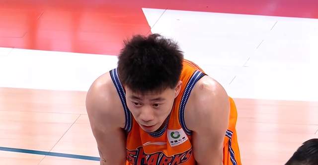 饿了？拉门斯被拍到在比利时替补席啃苹果