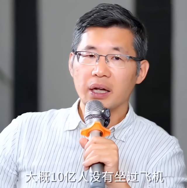饿了？拉门斯被拍到在比利时替补席啃苹果