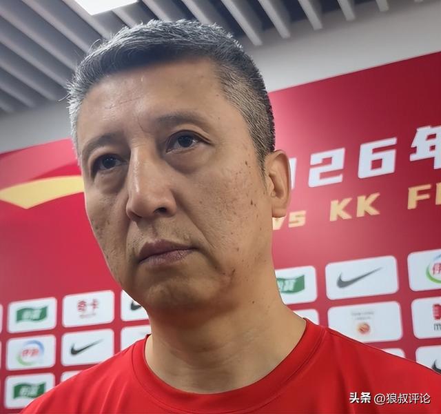 饿了？拉门斯被拍到在比利时替补席啃苹果