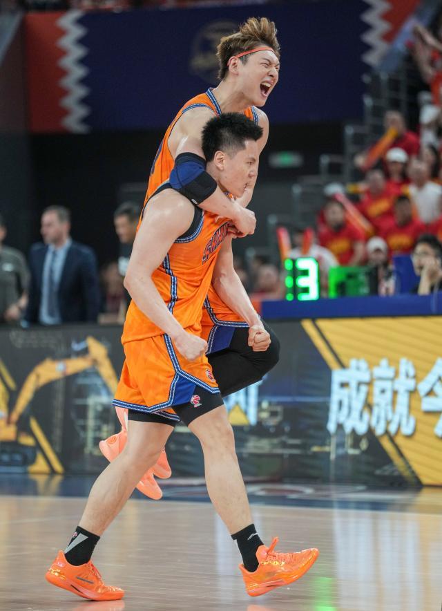 爆了!爆了!文班5年3亿!福克斯离队去尼克斯庆祝!