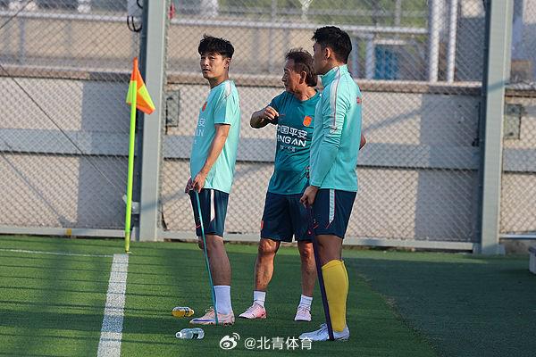 卫冕冠军即将登场,梅西社媒晒训练照:并肩作战