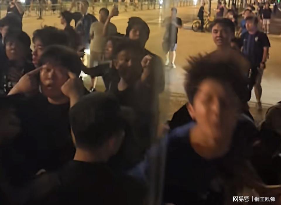记者：哈钦森已经抵达米兰周一体检，350万欧租借费+选择买断
